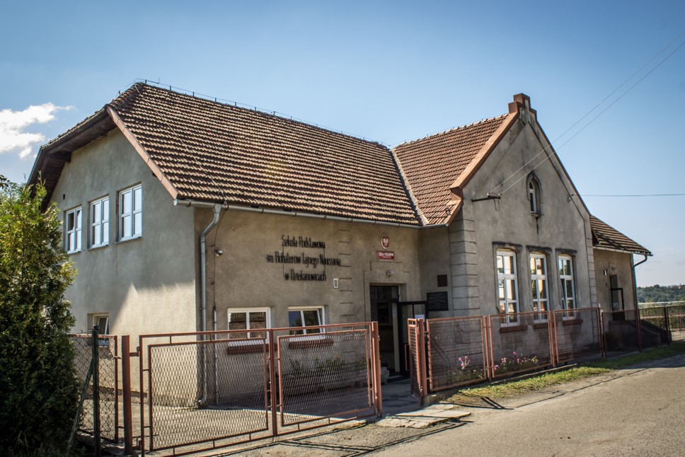 budynek szkoły podstawowej w Dziekanowicach