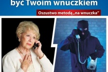 seniorka i oszust rozmawiający przez telefon