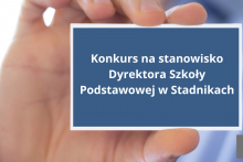 Dłoń trzymająca kartkę formatu wizytówki na której jest napisane Konkurs na stanowisko Dyrektora Szkoły Podstawowej w Stadnikach