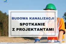 Budowa Kanalizacji spotkanie z projektantami napis na tablicy informacyjnej na której w tle robotnik budowlany w kasku