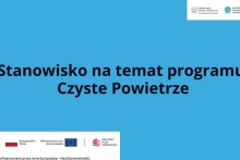 na niebieskim tle napis Stanowisko na temat programu Czyste Powietrze, na dole grafiki biały pasek z logami