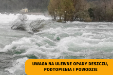 grafika przedstawia wezbraną rzekę, powódź. Na dole grafiki na pomarańczowym prostokącie czarny napis uwaga na ulewne opady deszczu, podtopienia i powodzie