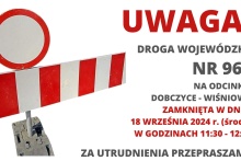 z lewej strony tablica zapora drogowa na niej znak zakazu ruchu a z prawej duży napis na czerwono uwaga, pod nim informacje o godzinach zamknięcia drogi wojewódzkiej na odcinku Dobczyce - Wiśniowa w dniu 18 września    