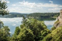 Wzgórze zamkowe - widok na zamek i jezioro