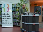 Włodzimierz Juszczak przekazuje kroniki Miejskiej Bibliotece Publicznej