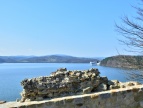 rekonstruowany mur miejski i panorama na Jezioro Dobczyckie oraz Beskidy