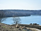 rekonstruowany mur miejski i panorama na Jezioro Dobczyckie oraz Beskidy