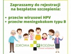 plakat z zielonymi napisami i grafiką na której jest cała rodzina ubrana na kolorowo