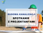 Budowa Kanalizacji spotkanie z projektantami napis na tablicy informacyjnej na której w tle robotnik budowlany w kasku