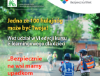 plakat informacyjny KRUS "Bezpiecznie na wsi mamy..." na pierwszym plane dwójka dzieci na hulajnogach