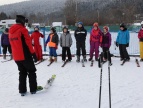 grupa dzieci na stoku narciarskim