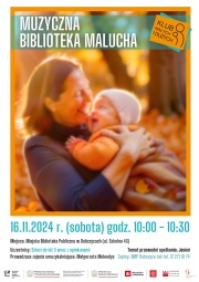 mama przytulająca dziecko, w jesioennej aurze