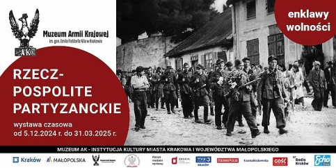 grafika poglądowa zawierajaca informacje o wystawie oraz zdjęcie żołnieży idących z bronią w zwartej kolumnie