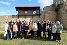 wizyta delegacji z Ukrainy w Dobczycach, zdjęcie grupowe na wzgórzu zamkowym w tle baszta i mury miejskie   