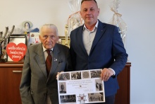 z lewej strony stoi Prezes Zarządu Okręgowego ZIW RP w Krakowie Bronisław Kluska a z prawej burmistrz Tomasz Suś