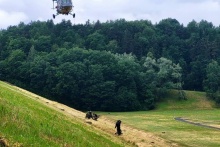 Śmigłowiec latający podczas szkoleń GOPR na terenie zapory w Dobczycach