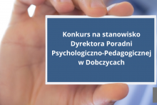 Dłoń trzymająca kartkę formatu wizytówki na której jest napisane Konkurs na stanowisko Dyrektora Poradni Psychologiczno-Pedagogicznej w Dobczycach