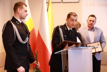 dwóch przedstawicieli jednostki oraz burmistrz Tomasz Suś