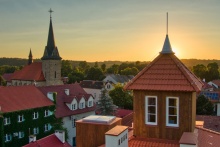 Zrekonstruowana wieża na budynku starej szkoły (Chirana), fot. Jacek Rapacz