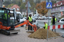 Ekipa budowlana przygotowują teren do zamocowania oświetlenia