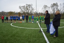 Otwarcie Orlika po modernizacji, zdjęcie przedstawia burmistrza, wiceburmistrz a w tle piłkarze ze Szkoły Podstawowej nr 1 i 2 w Dobczycach