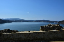 rekonstruowany mur miejski i panorama na Jezioro Dobczyckie oraz Beskidy