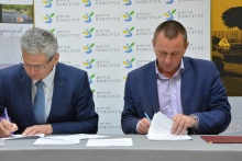 podpisanie umowy na modernizację nawierzchni boiska w kompleksie "Orlik"