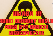 znak ostrzegawczy żółty trójkąt na nim trupia czaszka i napis UWAGA! ŚRODKI OCHRONY ROŚLIN MOGĄ BYĆ BARDZO NIEBEZPIECZNE