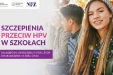 plakat z napisem Szczepienia Przeciw HPV w szkołach, na pierwszym planie młoda dziewczyna z długimi włosami obok niej chłopak i dalej jakby zza mgły kolejna postać