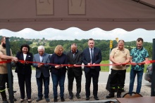 na zdjęciu moment przecięcia wstęgi podczas oficjalnego otwarcia Centrum Sportowo-Rekreacyjnego w Bieńkowicach