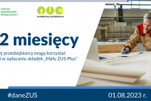 biały plakat z niebieskim paskiem a w tle siedzi mężczzyzna