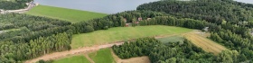 widok z drona na zielony teren gdzie budowana jest droga