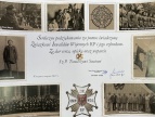pamiątkowa grafika ze zdjęciami weteranów wojennych na środku tekst z podziękowaniami dla burmistrza i wpiętym odznaczeniem