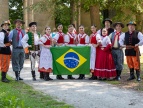 przedstawiciele polonijnego Zespołu Pieśni i Tańca "Wisła" w swoich strojach regionalnych, pozują do zdjęć. 
