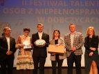 laureaci festiwalu stoją na scenie w obecności burmistrza Tomasza Susia, kierownik Agaty Wolskiej i przedstawiciela jury Piotra Gofronia