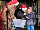 na scenie stoją przedstawicielki stowarzyszenia KAT Dobczyce i dziecko które losuje losy