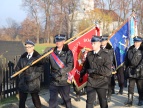 członkowie OSP z pocztami sztandarowymi maszerują