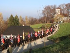 wzgórze  w tle Stary Kościół, na pierwszym planie reprezentanci OSP z Gminy Dobczyce z pocztami sztandarowym