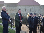 wzgórze dobczyckie, dyrektor MGOKiS w Dobczycach, burmistrz Tomasz Suś mówi do mikrofonu, dalej Orkiestra Reprezentacyjna Gminy i Miasta Dobczyce w tle Zamek