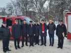 przedstawiciele Gminy Dobczyce z przedstawicielami Województwa Małopolskiego na tle samochodu ratowniczego