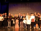 grupa laureatów na scenie