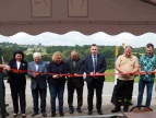 na zdjęciu moment przecięcia wstęgi podczas oficjalnego otwarcia Centrum Sportowo-Rekreacyjnego w Bieńkowicach