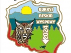 odznaka projektu Odkryj Beskid Wyspowy, obwodem jest zarys kształtu polski, w lewym dolnym rogu Ryś, u dołu zielone choinki, w tle zarys gór i żółte słońce, napis lewy górny róg Odkryj Beskid Wyspowy 2024