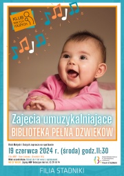 plakat informujący o zajęciach umuzykalniających dla maluszków przedstawia uśmiechnięte niemowlę leżące na brzuszku z uniesioną głową do góry nad nim widac kolorowe nutki