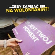 czarny plakat z fioletową tabliczką i biały napis 